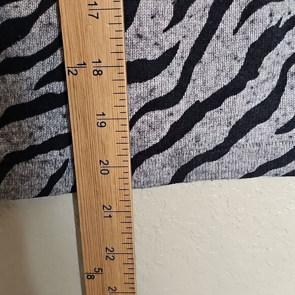 Garnet Hill Cashmere Silk Blend Black Gray Zebra Stripe Pattern Sweater Small - Picture 5 of 6